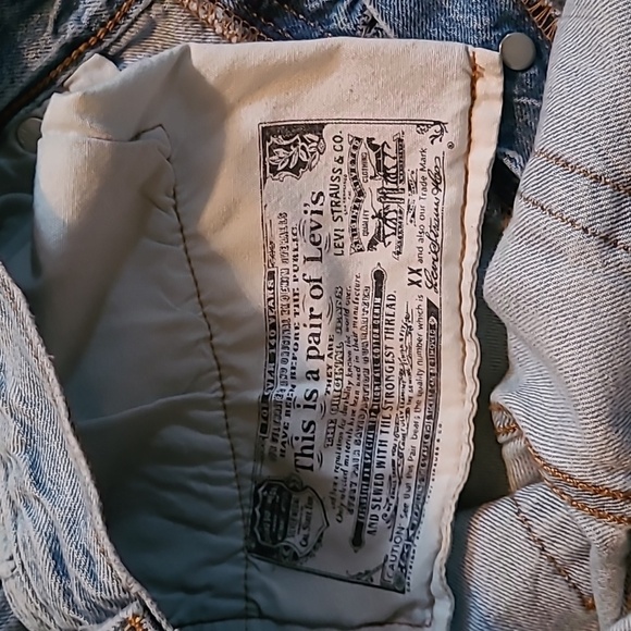 Levi's 501 Women's W32 Light Wash Button Fly Distressed Blue Jean Denim Shorts - Picture 12 of 16